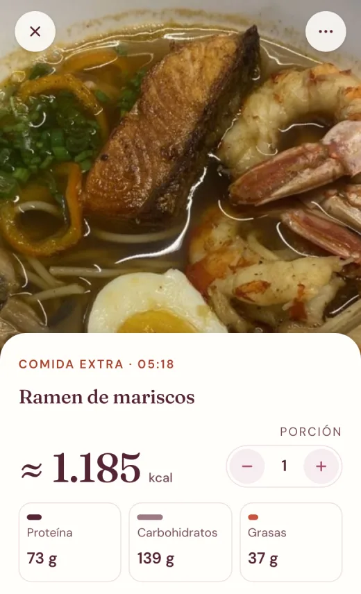 Ficha de una comida escaneada: un ramen de mariscos con sus calorías, macros e ingredientes en gramos.